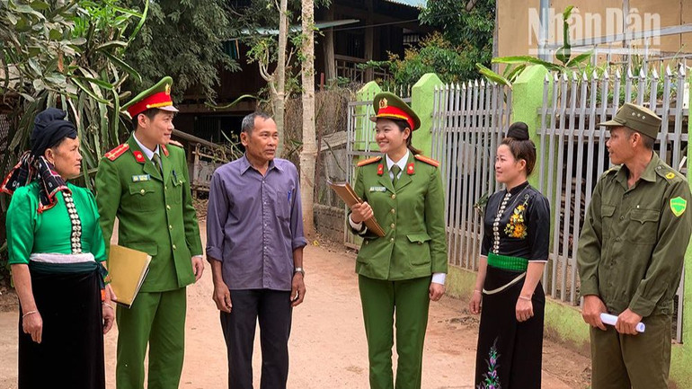 Thiếu tá Lừ Thị Thu Trang là một trong số nhiều cán bộ, chiến sĩ công an đã viết đơn tình nguyện về với cơ sở.