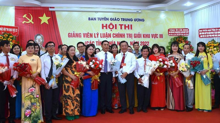 Ban tổ chức tặng hoa cho các đơn vị và thí sinh tham gia Hội thi giảng viên lý luận chính trị khu vực III các tỉnh phía nam.