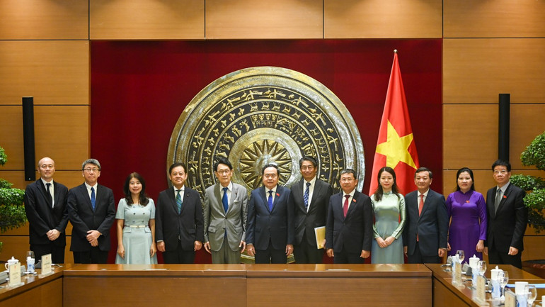 Chủ tịch Quốc hội Trần Thanh Mẫn và Trưởng ban Nghiên cứu chính sách Đảng LDP Tokai Kisaburo chụp ảnh lưu niệm với đại biểu hai nước tại buổi tiếp.