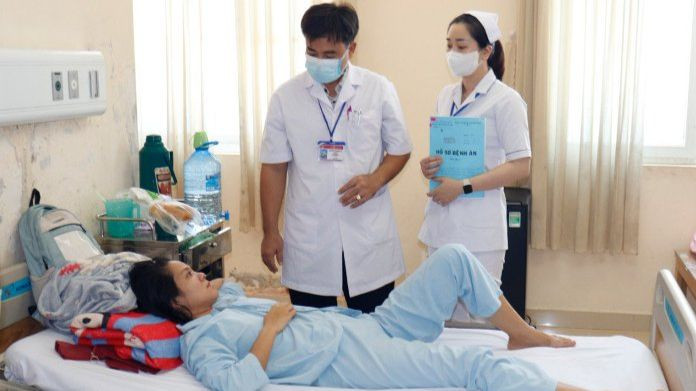 Bác sĩ thăm khám bệnh nhân sau ca mổ thành công.