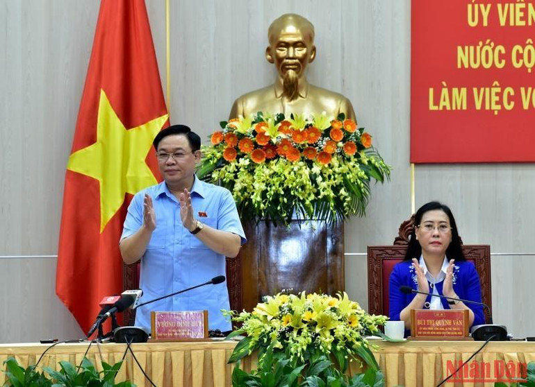 Chủ tịch Quốc hội Vương Đình Huệ chủ trì buổi làm việc với Ban Thường vụ Tỉnh ủy Quảng Ngãi. (Ảnh Đăng Anh)