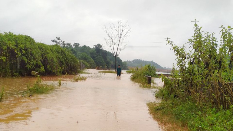 Mỗi khi trời đổ mưa người dân khu Chùa Bộ phải dò dẫm tìm đường.