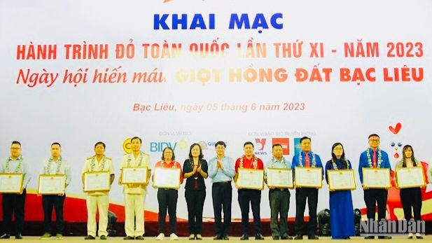 Lãnh đạo Tỉnh ủy Bạc Liêu trao bằng khen những tập thể, cá nhân có thành tích xuất sắc hiến máu tình nguyện.