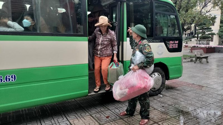 Tỉnh Quảng Nam bố trí xe đưa người dân xã Tam Thanh lên trung tâm thành phố Tam Kỳ trú bão số 4.