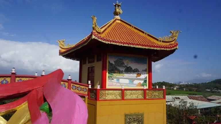 Nét độc đáo của mỗi bức tranh là được lắp ghép và đều có chép thơ, ít nhất là bốn câu thơ, được ghép từ những mảnh sứ nhiều màu sắc đầy công phu, ấn tượng và độc bản. Nét độc đáo của mỗi bức tranh là được lắp ghép và đều có chép thơ, ít nhất là bốn câu thơ, được ghép từ những mảnh sứ nhiều màu sắc đầy công phu, ấn tượng và độc bản.