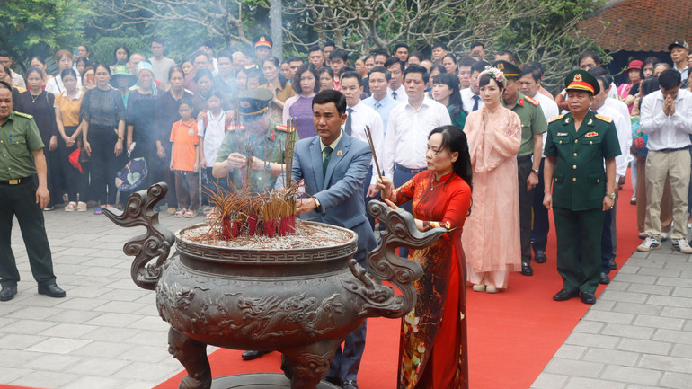 Và dâng hương tưởng niệm Tổ Mẫu Âu Cơ.