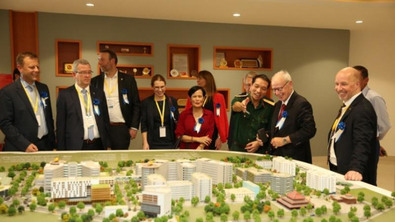 Đại tá, Tiến sĩ, bác sĩ Trần Quốc Việt, Giám đốc Bệnh viện Quân y 175 giới thiệu quy mô và định hướng phát triển của bệnh viện trong thời gian tới.