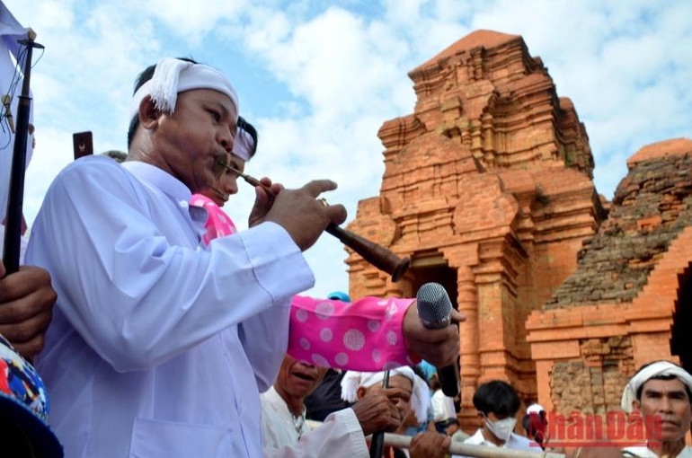 Tiếng kèn Saranai mùa Lễ hội Katê cất lên dưới chân tháp Pô-Sha-Inư. Tiếng kèn Saranai mùa Lễ hội Katê cất lên dưới chân tháp Pô-Sha-Inư.
