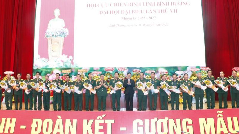 Lãnh đạo Hội Cựu chiến binh Việt Nam và lãnh đạo tỉnh Bình Dương tặng hoa chúc mừng Ban Chấp hành Hội Cựu chiến binh tỉnh Bình Dương nhiệm kỳ mới.