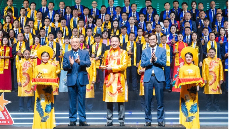 Ông Nguyễn Duy Chính, Tổng Giám đốc Tập đoàn Tân Á Đại Thành đại diện Tập đoàn nhận danh hiệu tốp 10 Sao vàng đất Việt 2024. Ông Nguyễn Duy Chính, Tổng Giám đốc Tập đoàn Tân Á Đại Thành đại diện Tập đoàn nhận danh hiệu tốp 10 Sao vàng đất Việt 2024.
