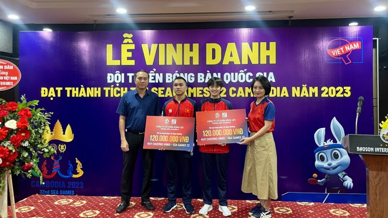 Công ty cổ phần Động Lực trao thưởng cho các vận động viên đạt Huy chương Vàng Đinh Anh Hoàng và Trần Mai Ngọc. Công ty cổ phần Động Lực trao thưởng cho các vận động viên đạt Huy chương Vàng Đinh Anh Hoàng và Trần Mai Ngọc.
