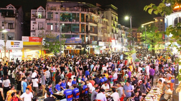 Phố đi bộ Hai Bà Trưng là sự kết hợp khai thác các dịch vụ thương mại của người dân để hình thành khu phố sầm uất, phục vụ nhu cầu vui chơi giải trí, thưởng thức ẩm thực Huế về đêm cho người dân và du khách.