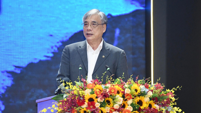 Phó Giáo sư, Tiến sĩ, chuyên gia Trần Đình Thiên phát biểu ý kiến tại hội nghị.