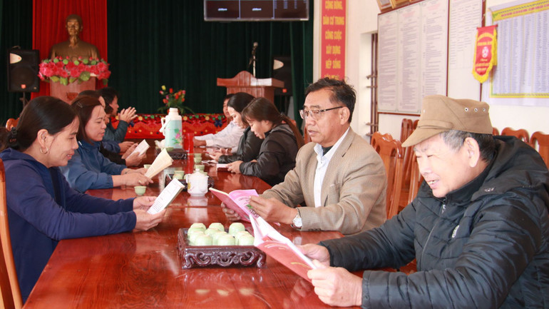 Sinh hoạt cộng đồng tại nhà văn hóa xóm Lâm Phú, đạt chuẩn xóm nông thôn mới thông minh của xã Giao Phong. Sinh hoạt cộng đồng tại nhà văn hóa xóm Lâm Phú, đạt chuẩn xóm nông thôn mới thông minh của xã Giao Phong.