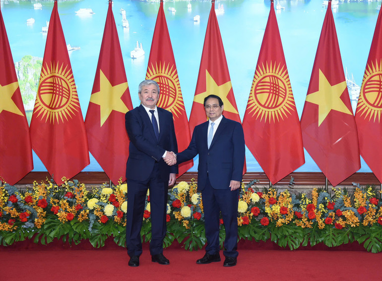 Thủ tướng Phạm Minh Chính và Thủ tướng Kyrgyzstan Adylbek Kasimalyev. (Ảnh: TRẦN HẢI) Thủ tướng Phạm Minh Chính và Thủ tướng Kyrgyzstan Adylbek Kasimalyev. (Ảnh: TRẦN HẢI)
