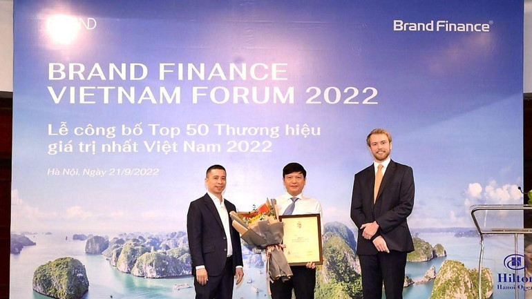 Đại diện Petrovietnam nhận vinh danh tốp 10 thương hiệu giá trị nhất Việt Nam năm 2022. Đại diện Petrovietnam nhận vinh danh tốp 10 thương hiệu giá trị nhất Việt Nam năm 2022.