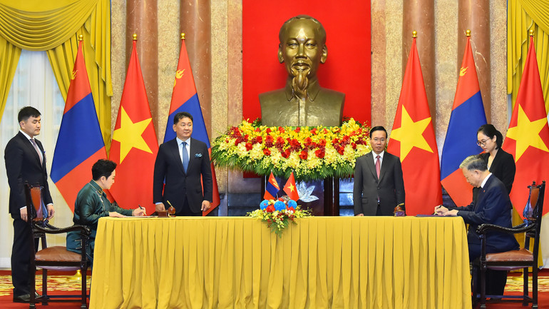 Chủ tịch nước Võ Văn Thưởng và Tổng thống Mông Cổ Ukhnaagiin Khurelsukh chứng kiến lễ ký Bản ghi nhớ giữa Bộ Công an Việt Nam và Bộ Tư pháp và Nội vụ Mông Cổ về trao đổi thông tin và hợp tác quản lý xuất nhập cảnh.
