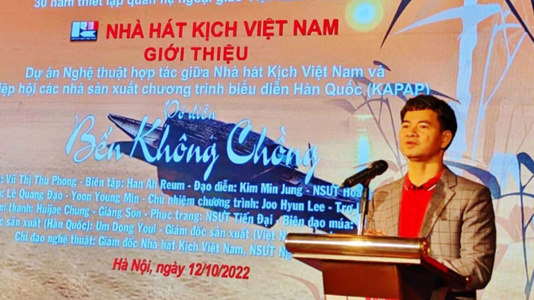 Nghệ sĩ Ưu tú Xuân Bắc giới thiệu vở “Bến không chồng”. (Ảnh: Báo Tin tức)