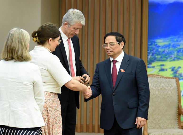 Thủ tướng đề nghị Chính phủ Slovenia tiếp tục ủng hộ, tạo thuận lợi cho cộng đồng người Việt Nam sinh sống và làm việc, qua đó đóng góp thiết thực, hiệu quả cho quan hệ hữu nghị truyền thống tốt đẹp giữa hai nước Việt Nam và Slovenia.