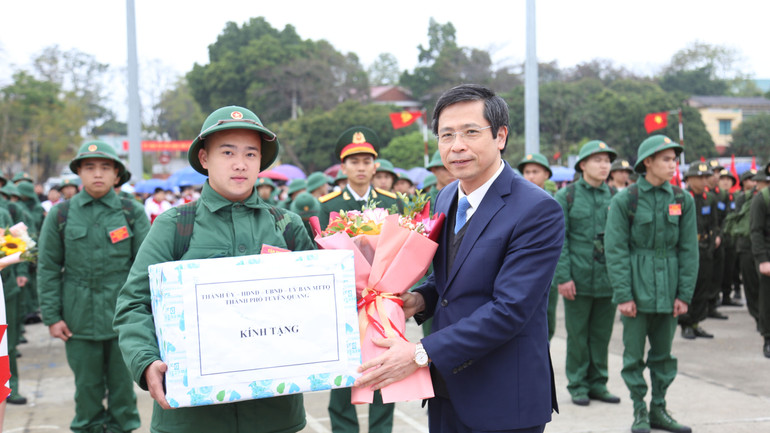 Bí thư Thành ủy Tuyên Quang Tạ Đức Tuyên tặng quà tân binh thành phố Tuyên Quang.