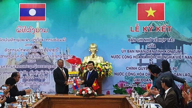 Đồng chí Dương Văn Trang tặng quà của tỉnh Kon Tum cho tỉnh Attapeu.