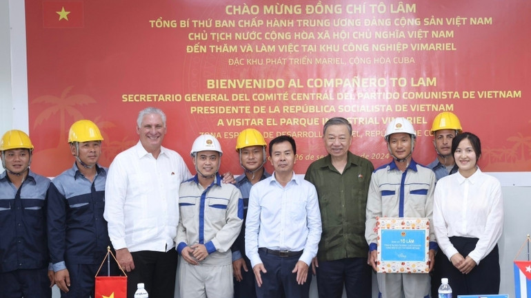 Tổng Bí thư, Chủ tịch nước Tô Lâm và Bí thư thứ nhất, Chủ tịch Cuba Miguel Diaz Canel Bermudez thăm, tặng quà công nhân Việt Nam đang thi công dự án trong khu công nghiệp ViMariel, do Tổng công ty Vigracera đầu tư. (Ảnh: Lâm Khánh/TTXVN)