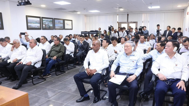 Đại biểu hai nước và doanh nghiệp đầu tư vào Đặc khu phát triển Mariel tham dự cuộc gặp Tổng Bí thư, Chủ tịch nước Tô Lâm và Bí thư thứ nhất Đảng Cộng sản Cuba, Chủ tịch nước Cuba Miguel Diaz Canel Bermudez. (Ảnh: Lâm Khánh/TTXVN)