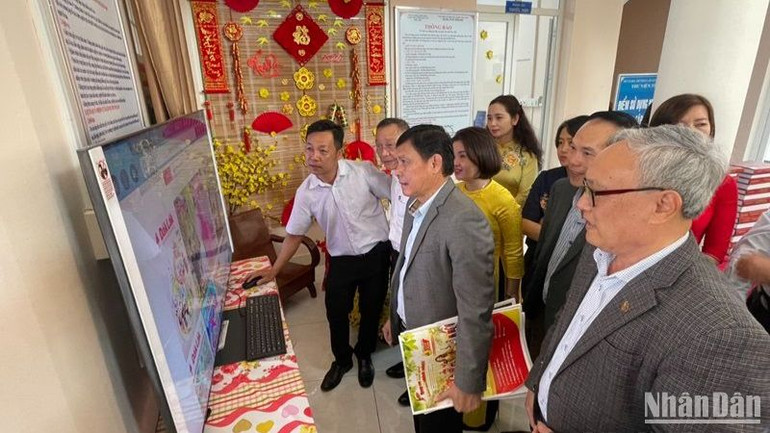 Các đại biểu theo dõi báo xuân diện tử.