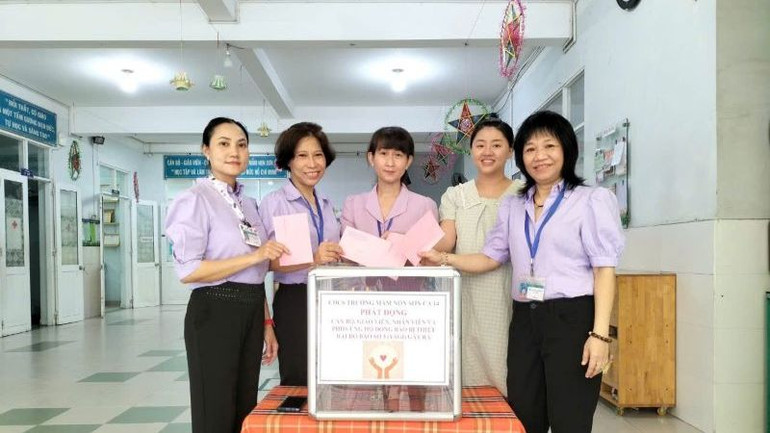 Người lao động của Trường mầm non Sơn Ca 14 (quận Phú Nhuận, Thành phố Hồ Chí Minh) đóng góp hỗ trợ đồng bào miền bắc bị thiên tai.