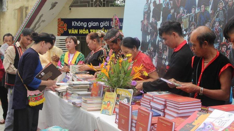 Đồng bào xem, chọn sách sau khi được trao tặng.