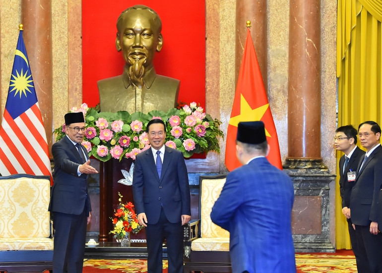 Thủ tướng Malaysia Anwar Ibrahim giới thiệu các thành viên trong đoàn với Chủ tịch nước Võ Văn Thưởng. Thủ tướng Malaysia Anwar Ibrahim giới thiệu các thành viên trong đoàn với Chủ tịch nước Võ Văn Thưởng.