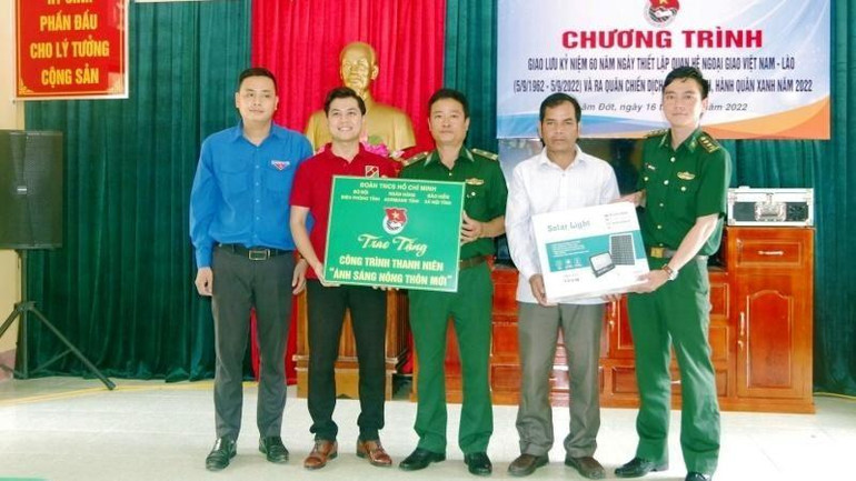 Các đơn vị trao biển hỗ trợ công trình “Ánh sáng nông thôn mới” cho dân bản A Tin, xã Lâm Đớt (huyện A Lưới).