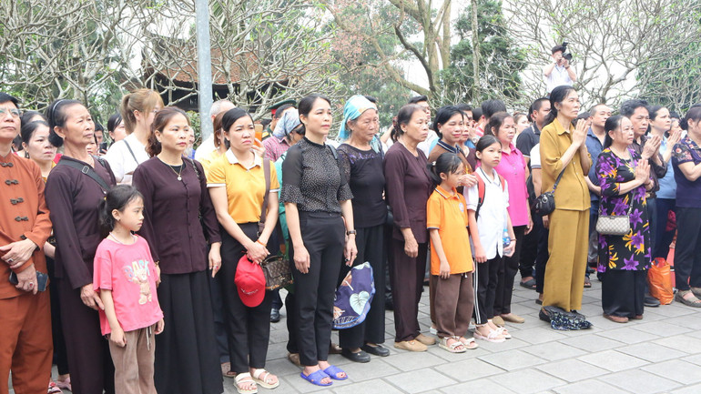 Ngay từ sáng sớm đã có đông đảo du khách thành kính dâng hương Đức Quốc Tổ Lạc Long Quân và Tổ Mẫu Âu Cơ tại Khu di tích lịch sử Đền Hùng.