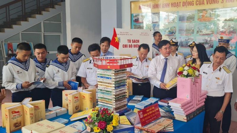 Cán bộ, chiến sĩ Vùng 3 Hải quân nghe giới thiệu và tìm hiểu về sách lý luận chính trị và tuyên truyền biển, đảo.