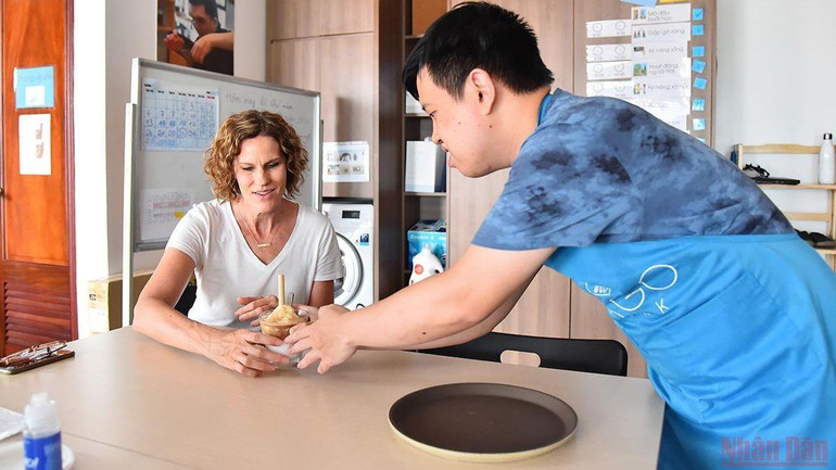 Bà Michelle Beard, Giám đốc dự án Imago Work thưởng thức cốc cà-phê do chính tay học viên thực hiện.