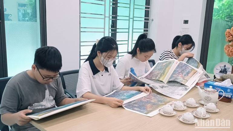 Học sinh, sinh viên các trường trên địa bàn tỉnh Thái Bình hồ hởi đón nhận quà tặng là tranh panorama chiến dịch Điện Biên Phủ ở Văn phòng đại điện Báo Nhân Dân tại tỉnh Thái Bình.