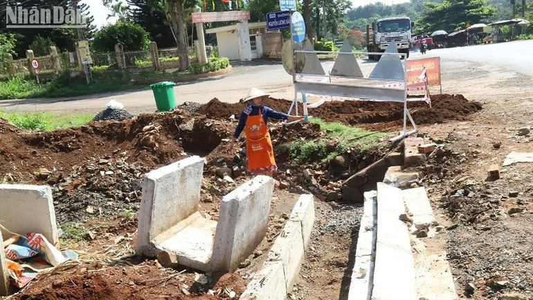 Bà Đoàn Thị Thảo, nhà ở ngay cống thoát nước quốc lộ 29 thuộc phường Đạt Hiếu, thị xã Buôn Hồ cho rằng, hệ thống thoát nước mưa dài hơn 1,5km dọc theo quốc lộ 29 khi đến trước mặt nhà bà, dòng chảy bị chuyển hướng đột ngột theo cống qua đường đổ vào mương thoát nước đường Võ Văn Tần, khiến nước thoát không kịp nên mới tràn ngập ở khu vực này.