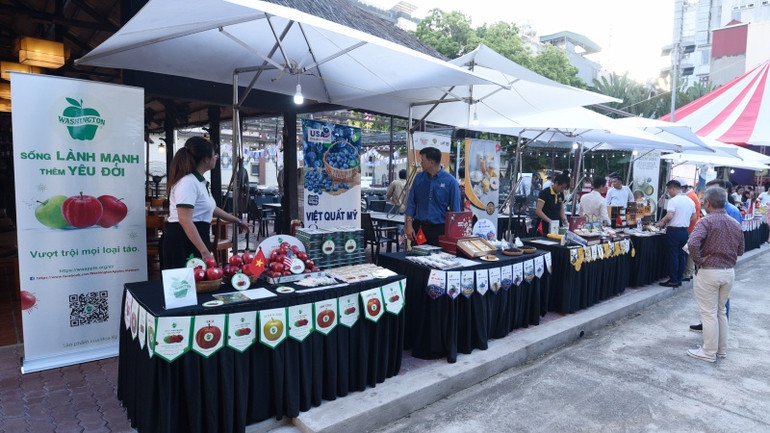 Khách mời có cơ hội tham quan, thưởng thức các mặt hàng nông sản của Hoa Kỳ.