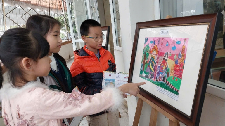 Các em học sinh đang chia sẻ về tác phẩm của mình.