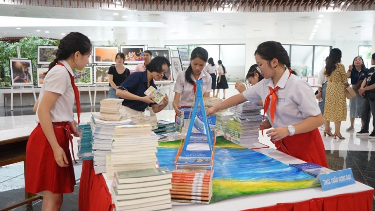 Các em học sinh hào hứng với chương trình Xếp sách ấn tượng tại Công viên APEC.