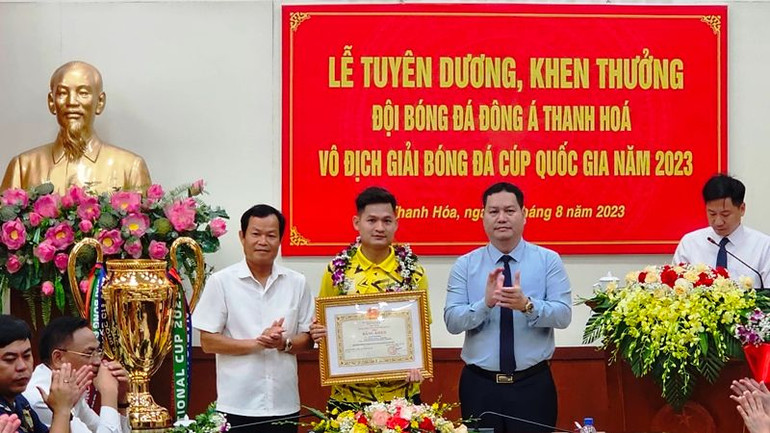 Lãnh đạo Hội đồng nhân dân tỉnh và Sở Văn hóa-Thể thao và Du lịch trao Bằng khen cho cầu thủ bóng đá Thanh Hóa.