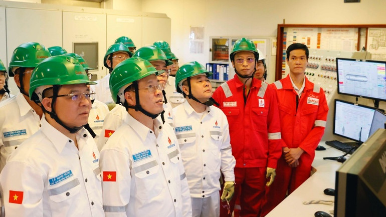 Chủ tịch nước Võ Văn Thưởng và các đại biểu tham quan phòng điều khiển của Giàn khai thác trung tâm, Công ty Liên doanh Điều hành Cửu Long (Cửu Long JOC). (Ảnh: Thống Nhất/TTXVN)