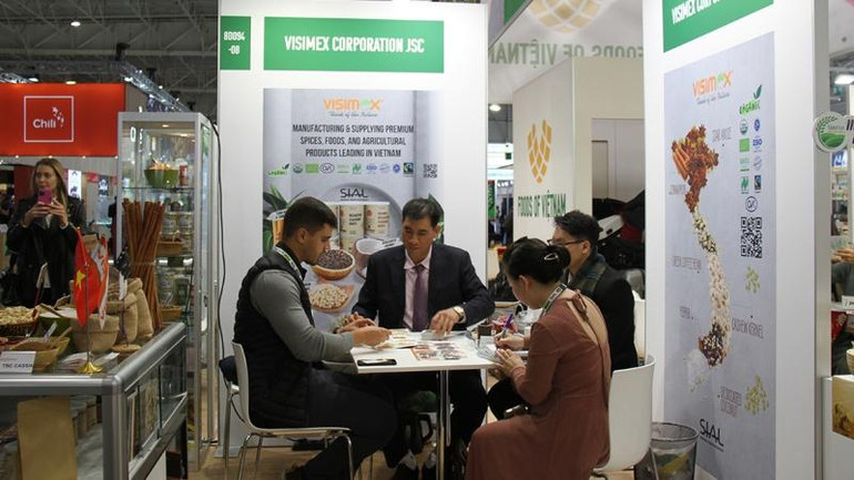 Nhiều nhà nhập khẩu và phân phối quốc tế đến Khu Việt Nam tìm hiểu sản phẩm và cơ hội hợp tác ngay từ lúc khai mạc hội chợ. (Ảnh: Minh Duy)
