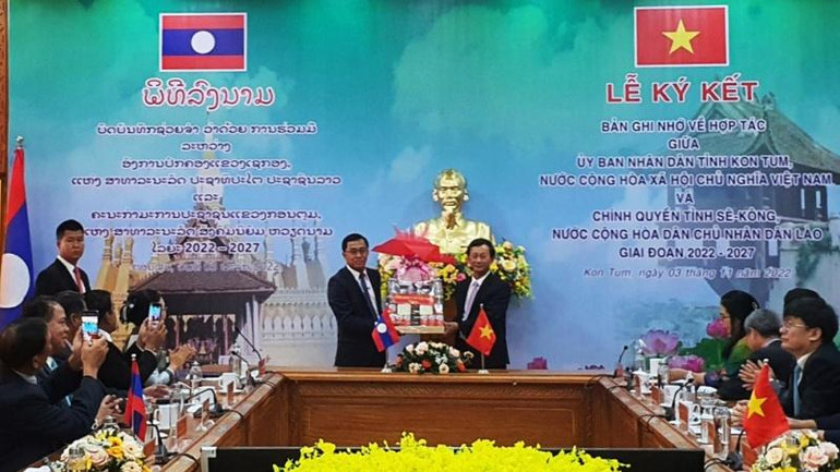 Đồng chí Dương Văn Trang tặng quà của tỉnh Kon Tum cho tỉnh Sekong. Đồng chí Dương Văn Trang tặng quà của tỉnh Kon Tum cho tỉnh Sekong.