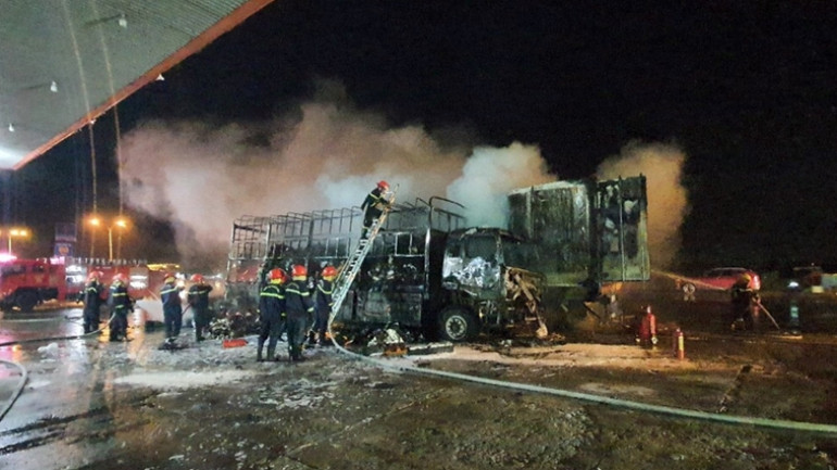 Lực lượng chức năng tập trung dập đám cháy.