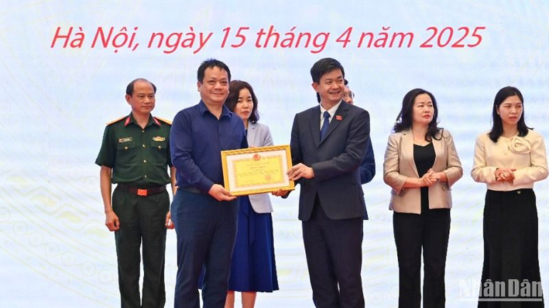 Tổng Thư ký Quốc hội, Chủ nhiệm Văn phòng Quốc hội Lê Quang Tùng trao Bằng khen cho Báo Nhân Dân. (Ảnh: Duy Linh)