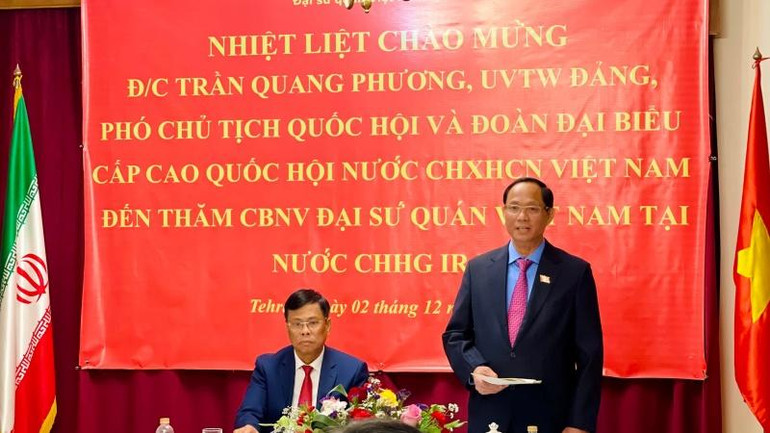 Thượng tướng, Phó Chủ tịch Quốc hội Trần Quang Phương phát biểu tại cuộc gặp gỡ cán bộ nhân viên Đại sứ quán và cộng đồng người Việt tại Iran.