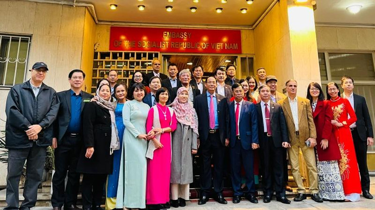 Thượng tướng, Phó Chủ tịch Quốc hội Trần Quang Phương đến thăm Đại sứ quán Việt Nam và gặp gỡ cộng đồng người Việt tại Iran.