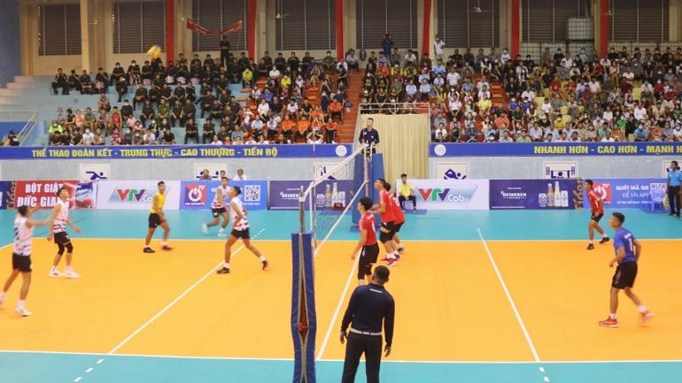 Trận đấu bóng chuyền nam sau Lễ khai mạc giữa hai đội bóng tỉnh Trà Vinh và Bộ Tư lệnh Cảnh sát cơ động.