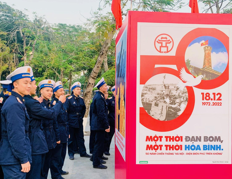 Triển lãm thu hút đông đảo người dân và các cán bộ, chiến sĩ lực lượng vũ trang trên địa bàn tham dự.